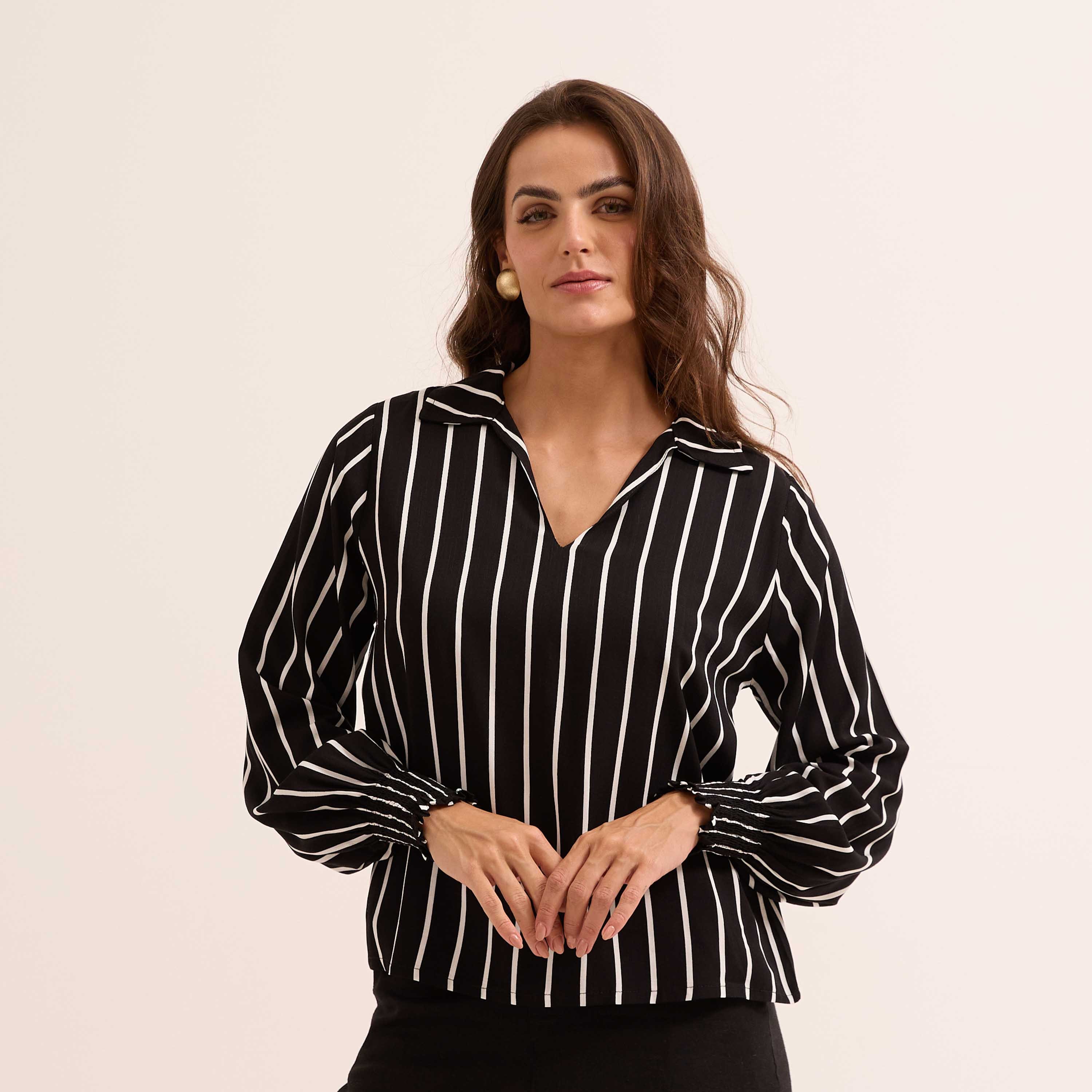 Blusa em Viscose Listrada com Decote V e Manga Longa