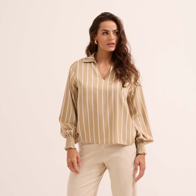 Blusa em Viscose Listrada com Decote V e Manga Longa