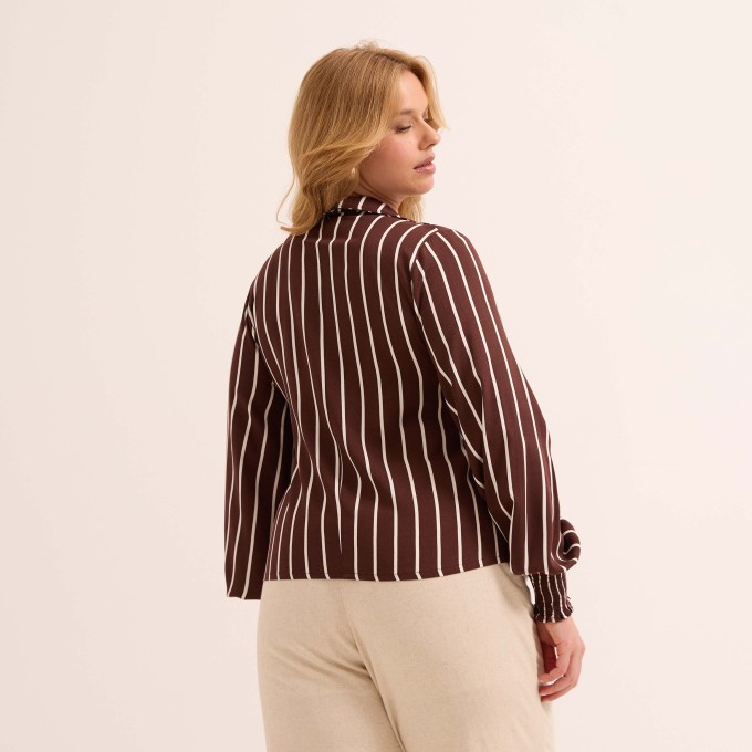 Blusa em Viscose Listrada com Decote V e Manga Longa