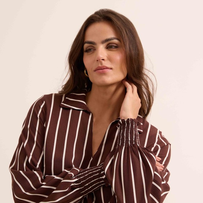 Blusa em Viscose Listrada com Decote V e Manga Longa