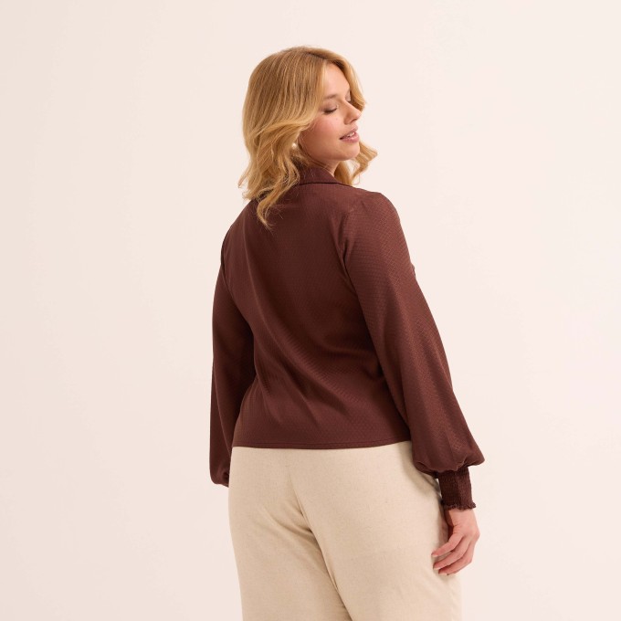 Blusa Decote V com Gola e Manga Longa com Lastex