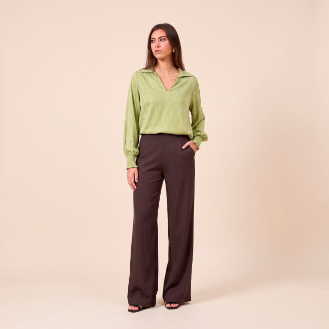 Blusa Decote V com Gola e Manga Longa com Lastex